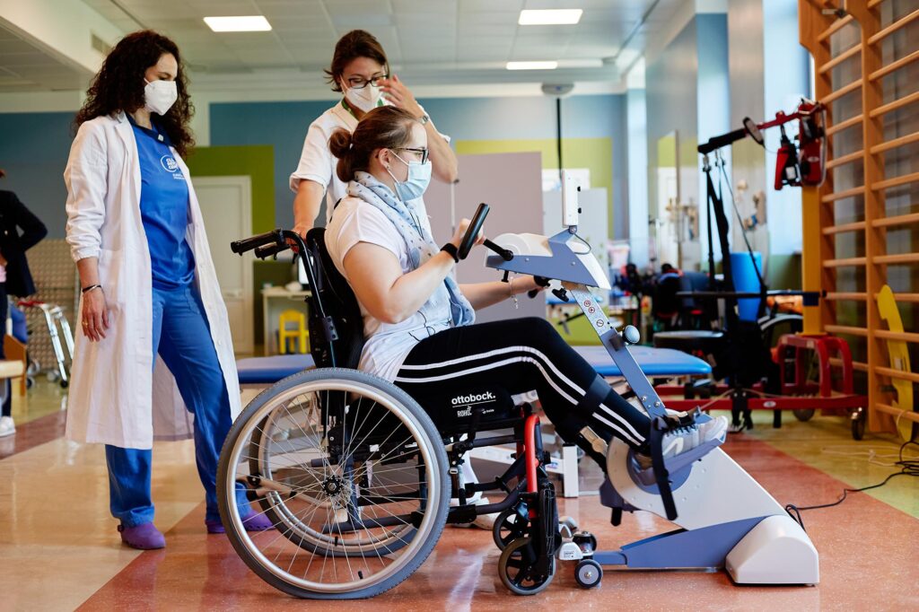 Des exosquelettes aux robots, la rééducation 2.0 aide à récupérer et à motiver les patients