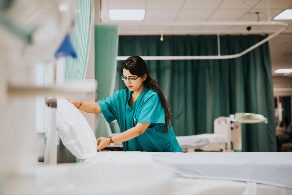 Feu vert pour l’infirmier auxiliaire : ce qu’il fera dans les hôpitaux et les soins privés