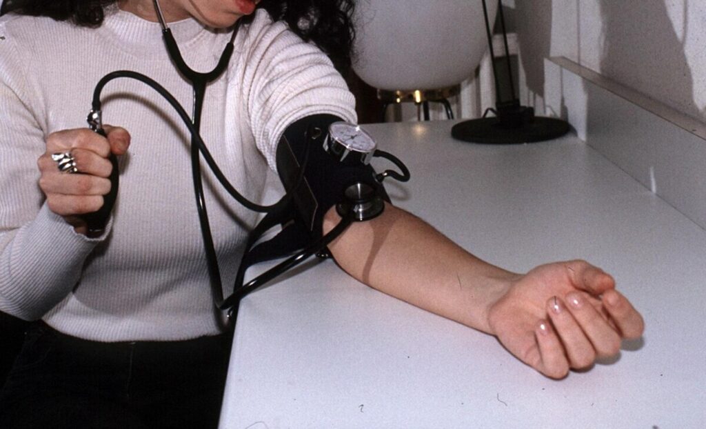 Surveillez votre bras lorsque vous mesurez la tension artérielle, voici l'erreur à ne pas commettre