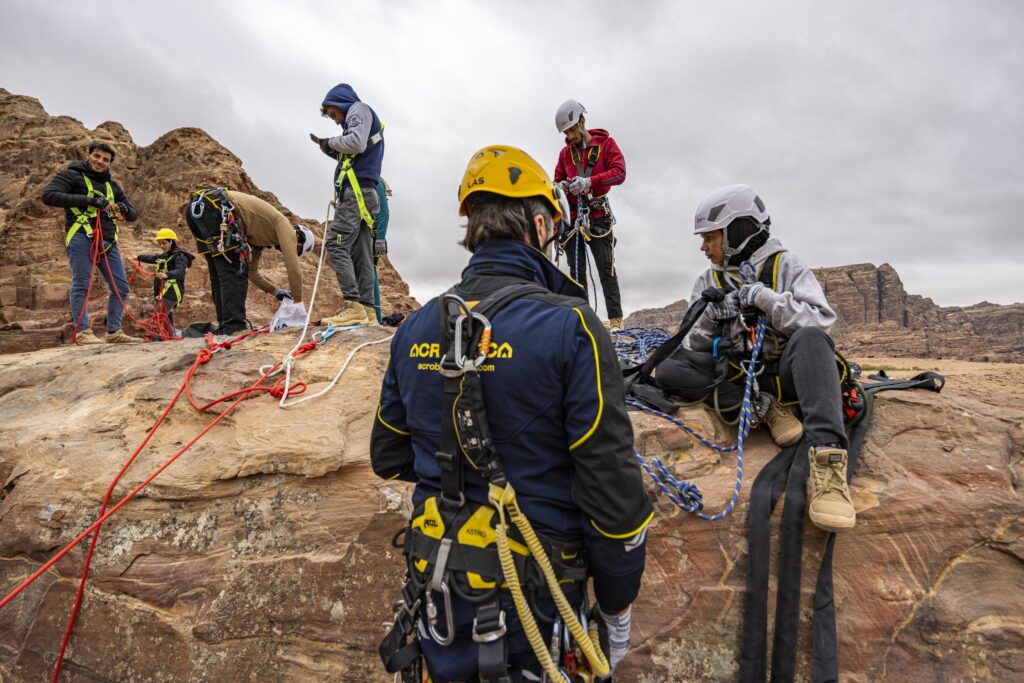 Acrobatie, à Pétra pour enseigner la restauration monumentale sur corde