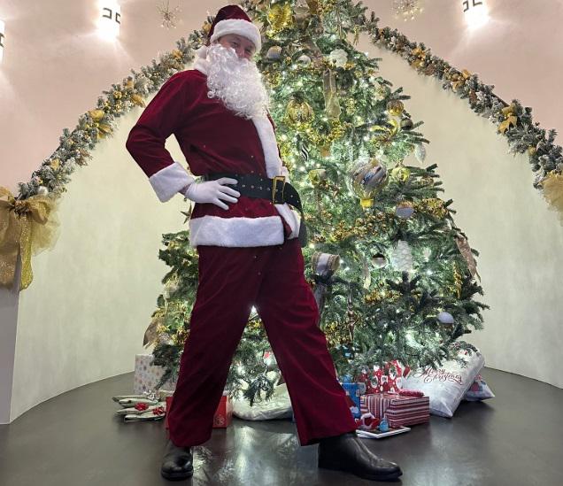Elon Musk est le Père Noël Maigre, la photo sur X : "Ozempic Santa"