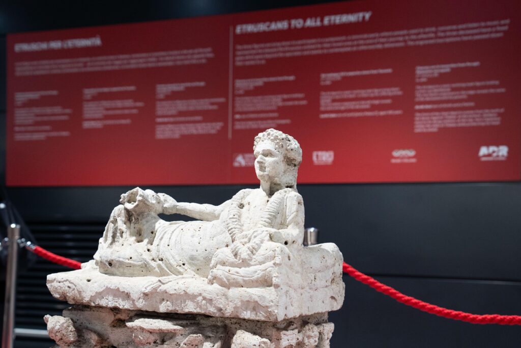 « Étrusques pour l'éternité », exposition de sculptures inaugurée au Terminal 1 de Fiumicino
