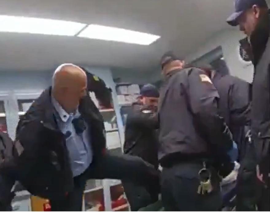 New York, un détenu battu à mort par des gardiens de prison