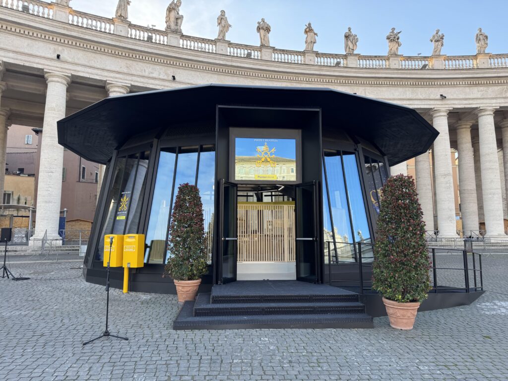 Ouverture d'un nouveau bureau de poste mobile du Vatican sur la place Saint-Pierre