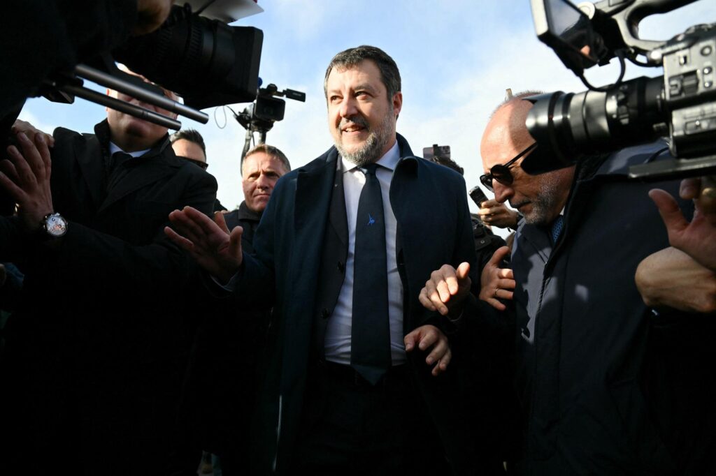 Procès à armes ouvertes, Salvini attend le verdict : une promenade touristique avec sa petite amie
