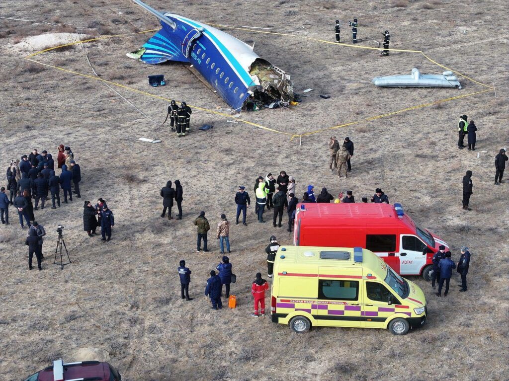Un avion s'est écrasé au Kazakhstan : du missile russe aux drones ukrainiens, ce que l'on sait pour l'instant