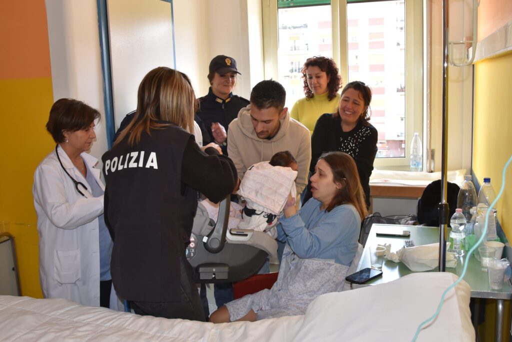 Le nouveau-né trouvé à Cosenza, des ravisseurs pris à la maison: Blitz à la fête pour «naissance»