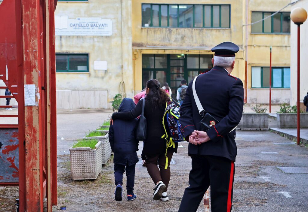 Abus contre les élèves, enseignant arrêté et battu à l'école de Castellammare di Stabia