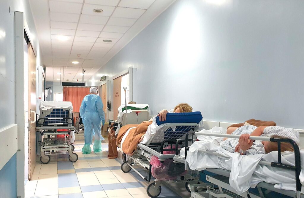 Aux urgences, attendre sur une civière double le risque de mourir