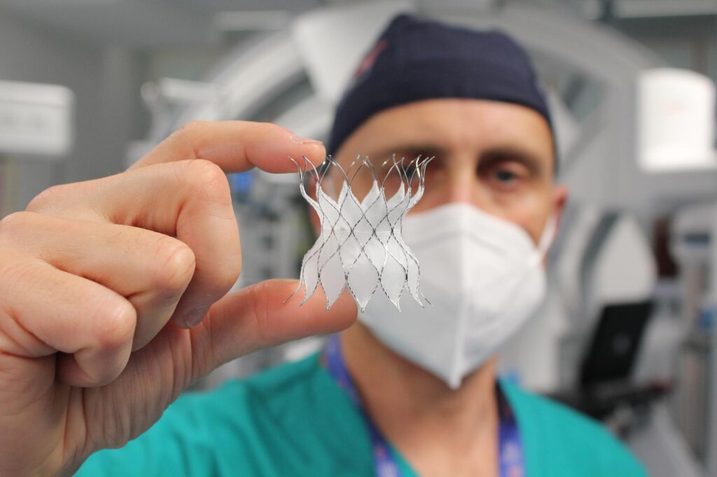 Cardiopathie congénitale, cœur en « sablier » implanté dans l'Enfant Jésus sur 5 patients