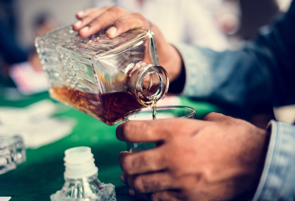 "Ceux qui boivent de l'alcool risquent le cancer", les soins de santé américains demandent des étiquettes sur les bouteilles