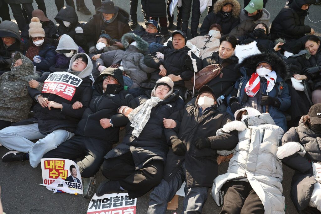 Corée du Sud, des milliers de personnes dans les rues pour Yoon