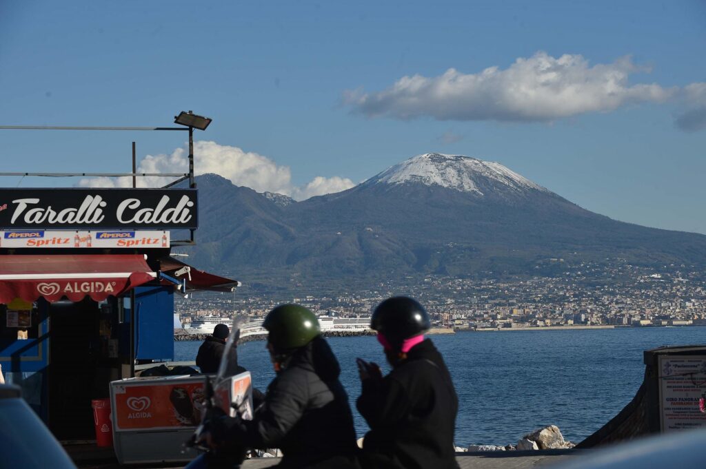 Mauvais temps en Campanie, la neige revient sur le Vésuve. Capri isolé