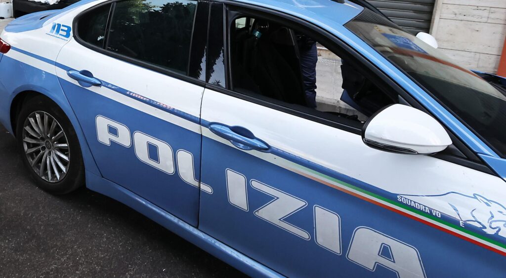 Meurtre à Bergame, un homme de 36 ans poignardé à mort : chasse à l'homme