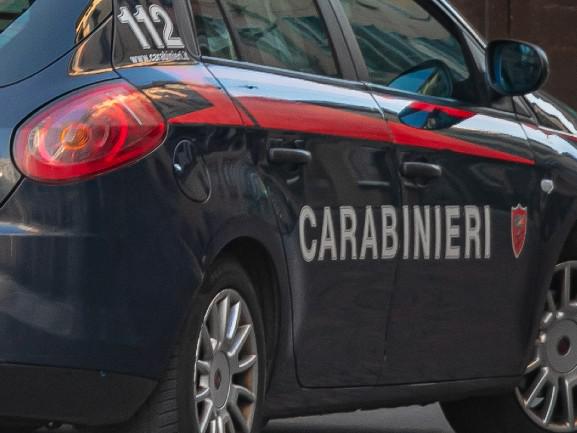 Milan, un homme retrouvé mort dans la rue à Cisliano : enquête pour meurtre