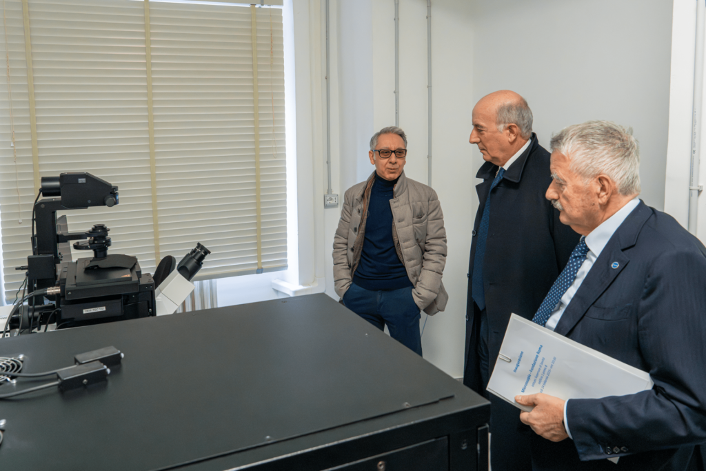 Fondation Rome-Mo, microscope pour étudier le cancer et les maladies neurodégénératives