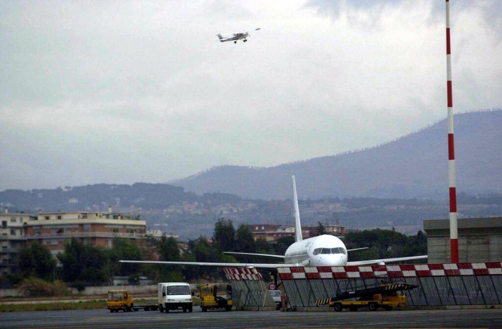 Il attaque le contrôleur de vol, puis met le feu à l'aéroport de Ciampino: migrant arrêté