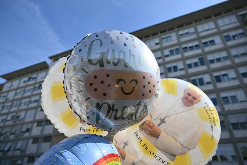 Pape François, Sources du Vatican: "Oxygène avec des débits élevés la nuit dernière et ce matin"