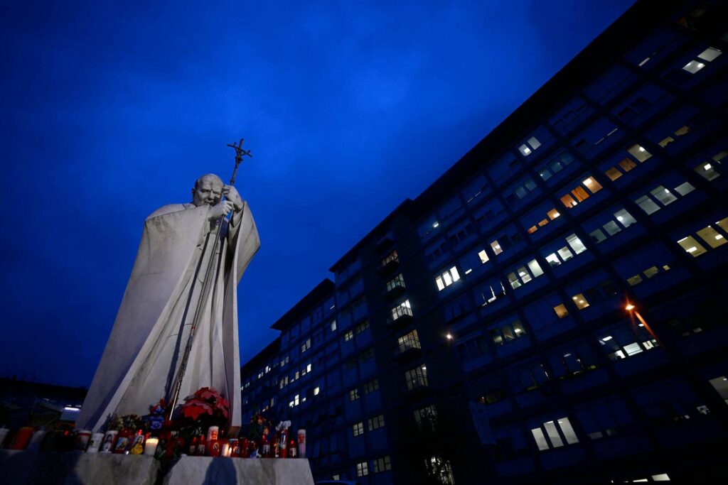 Pape, Vatican: "Amélioration légèrement et sans fièvre"