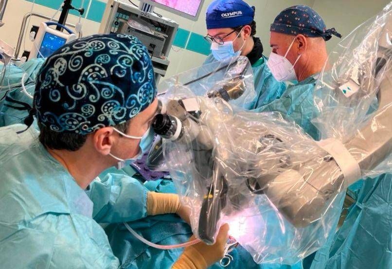 Rome, oreille bionique implantée chez un patient souffrant de surdité profonde bilatérale