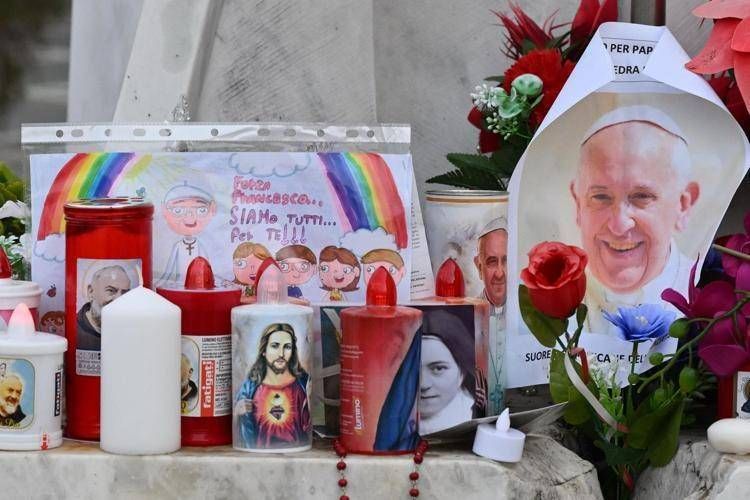 Le pape François est sorti de la phase la plus critique. Vatican: "Améliorer, mais le pronostic reste réservé"