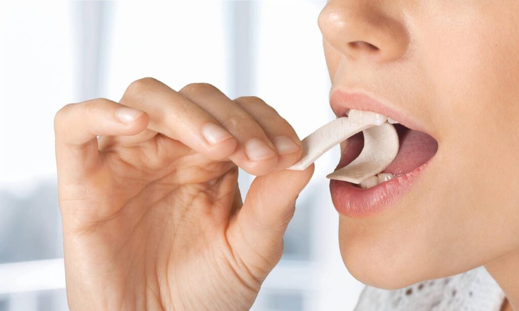 Mâcher de mâcher de la gomme libère des microplastiques, l'étude