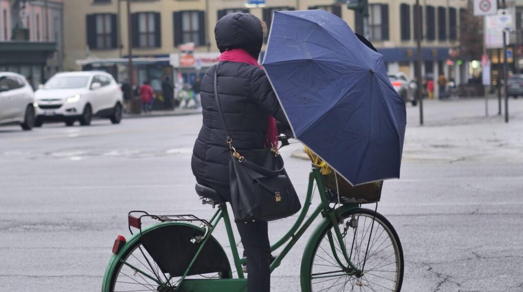 Mauvais temps, alerte météorologique dans 10 régions: pluies et orages dans le centre-sud