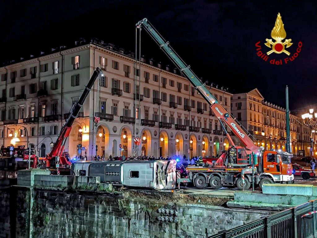 Turin, Pullman se retrouve dans la rivière PO dans le centre-ville: le conducteur est mort