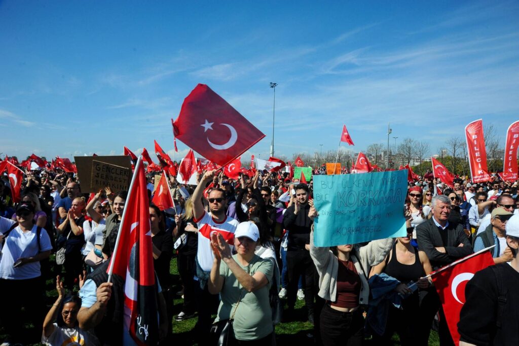 Türkiye, foule sur la place à Istanbul pour Imamoglu: "Nous sommes deux millions"