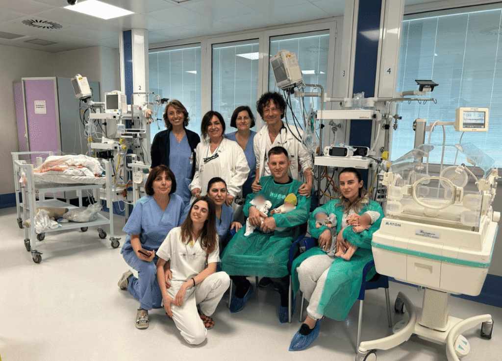 À San Camillo di Roma 4 jumeaux prématurés, organisés et rentrés chez eux après 50 jours
