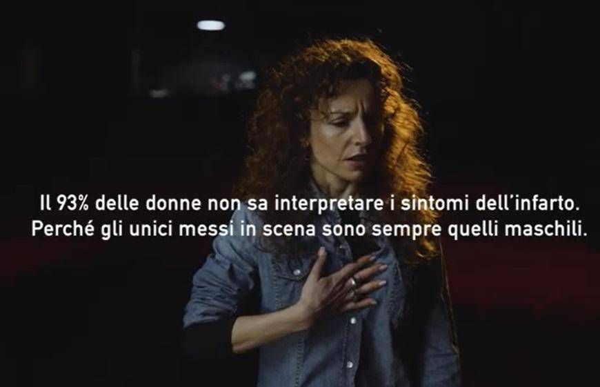"Allumez les projecteurs sur l'infarctus des femmes", à la campagne Via Del Monzino de Milan - vidéo