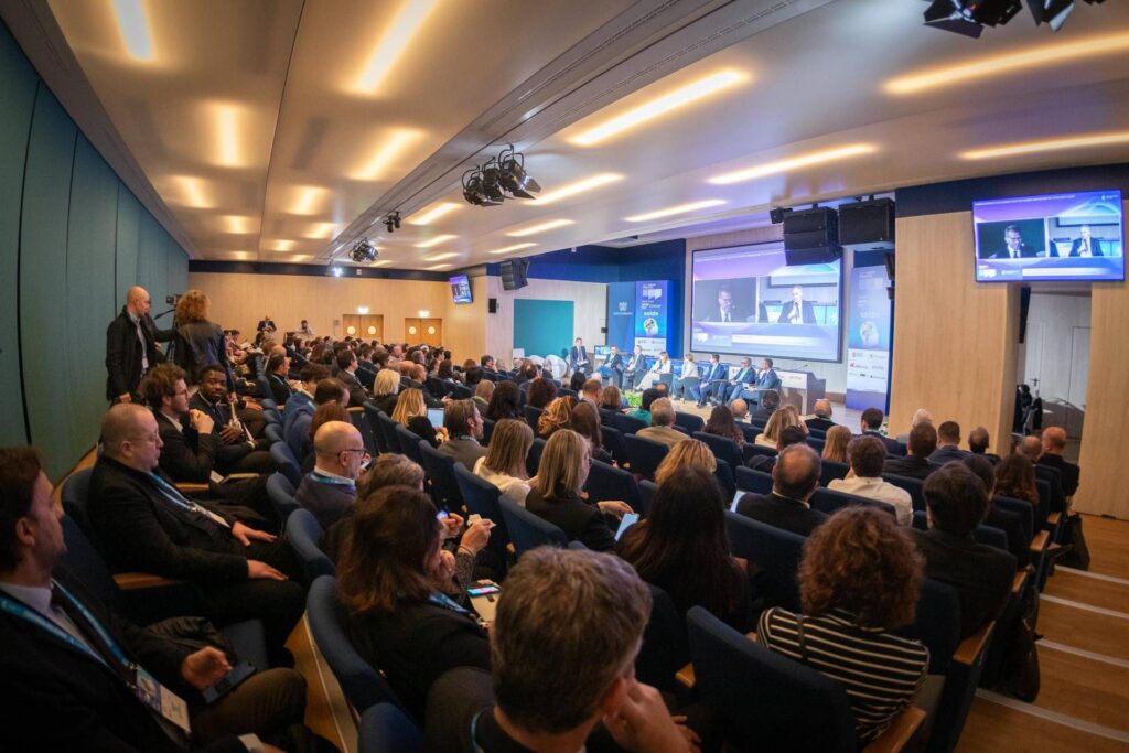 Dans Milan, le Financial Forum 2025