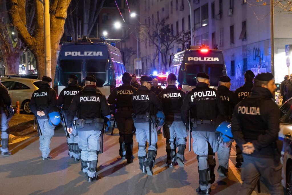 Green Light au décret de sécurité, tutele juridique et bodycam pour la police. Meloni: "Règles sacro-sacrosin". Sit-in et affrontements à Rome