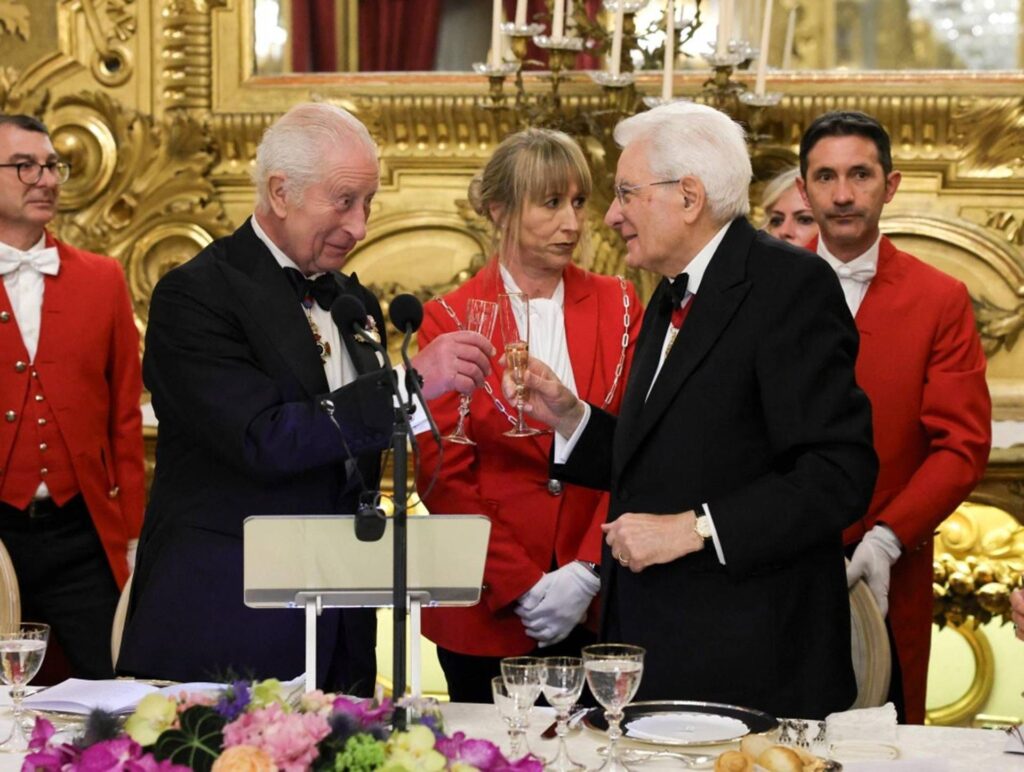 King Carlo, discours en italien dans la chambre. Puis avec Camilla du pape et le dîner au Quirinale
