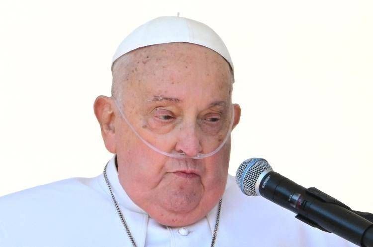 Le pape François, le pneumologue: "Sortir avec de l'oxygène? Des milliers de personnes le font"