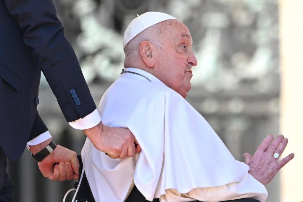 Le pape François par surprise sur la place Saint-Pierre pour le jubilé des malades: "Merci beaucoup"