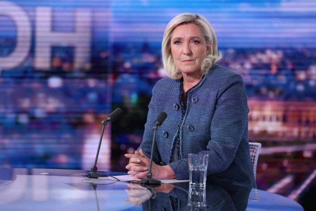 Le stylo attaque après la phrase: "Décision politique, dans le régime autoritaire de France"