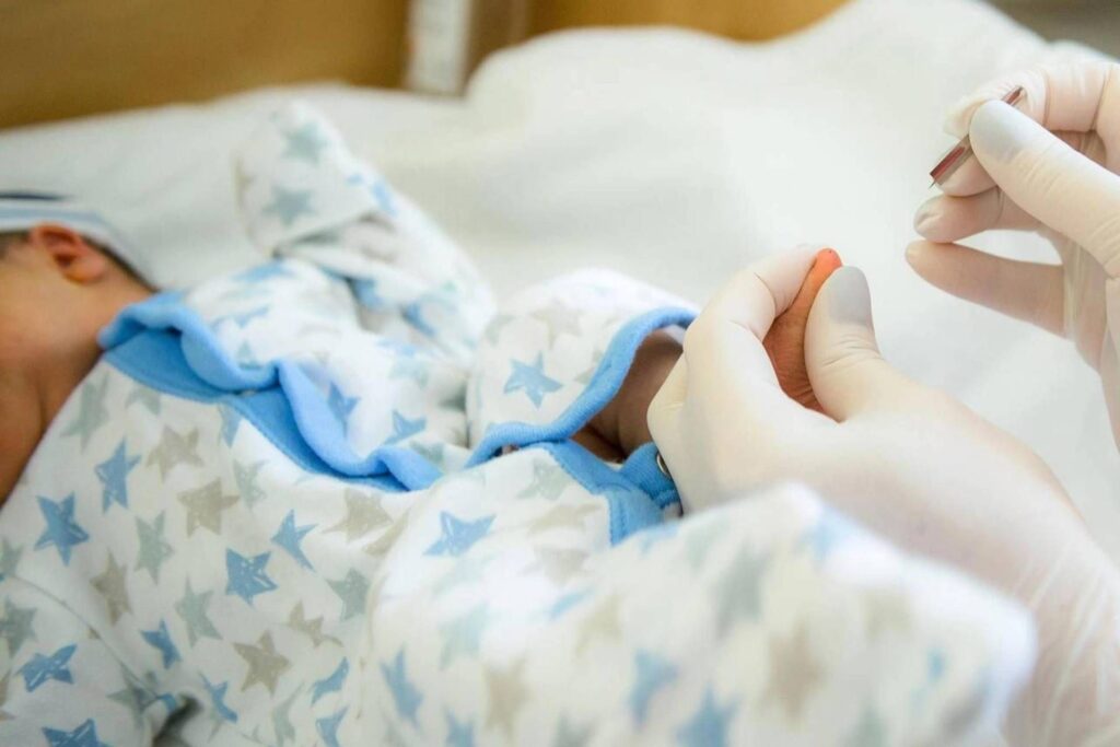 Maladies rares, dépistage néonatal étendu à «Assurer la mise à jour en temps opportun»