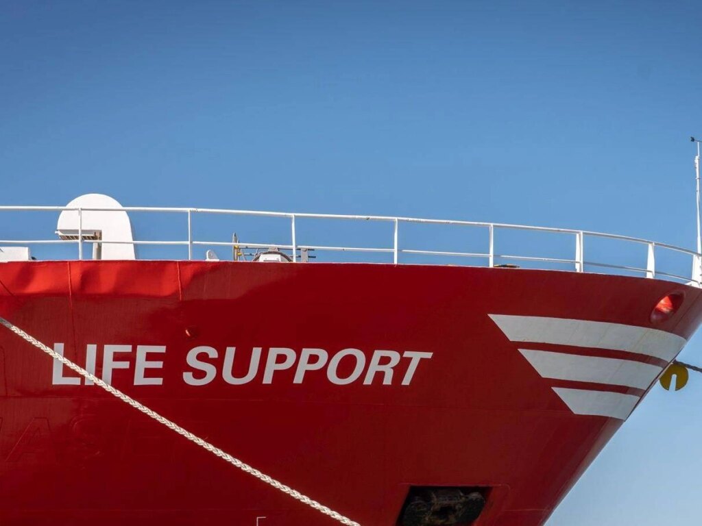 Mare Force 7, un soutien à vie avec 215 migrants à bord demande au port le plus proche
