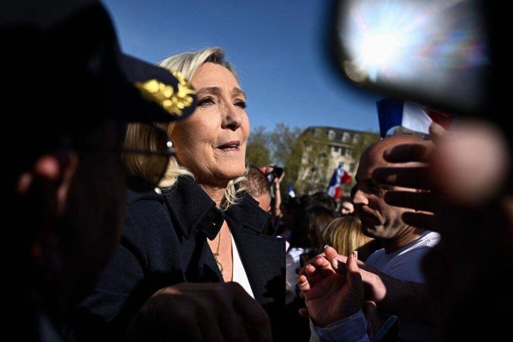 Marine Le Pen: "Je n'abandonnerai pas. Nous nous attaquons, nous réagirons en tant que Martin Luther King"