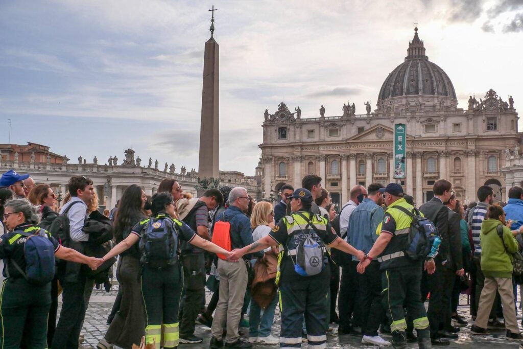 Pape François, San Pietro revient à remplir de fidèles pour l'hommage à Bergoglio - vidéo