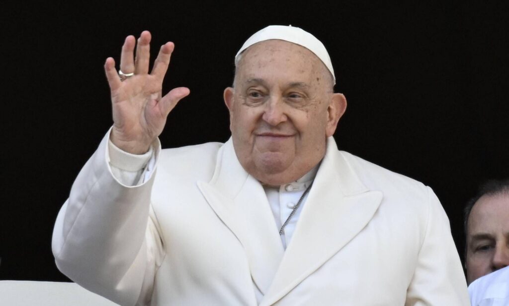 Pape François, Vatican: "Améliorations légères de l'infection pulmonaire et utilisation du mot"