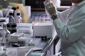 Tumeurs, biopsie liquide et tissus: le remède ciblé sur le double test améliore la survie