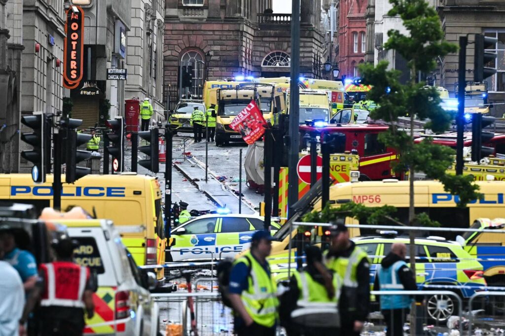Auto submerge les fans du défilé de Liverpool, arrêté l'anglais de 53 ans