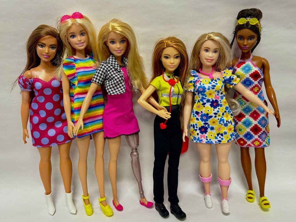 Barbie descend des talons, donc ça a changé de 1959 à aujourd'hui
