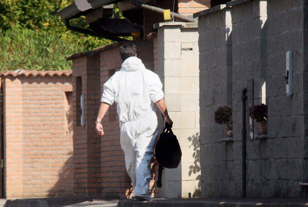 Case Garlasco, contamination des risques sur les empreintes de pas détectées avec la poussière et les autocollants