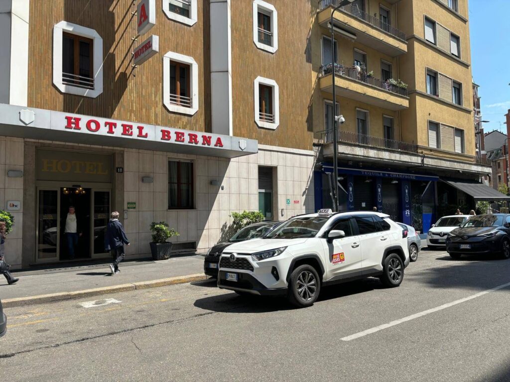 MILAN, STABS Connecte pendant le permis de travail: Détenu sur la course. Il y a une vidéo de l'attaque