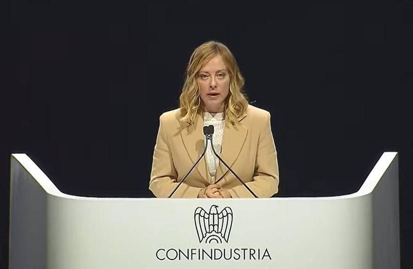 Meloni aux industriels: "Le gouvernement est et ne recule pas, vous gagnez et perdez tous ensemble" - vidéo