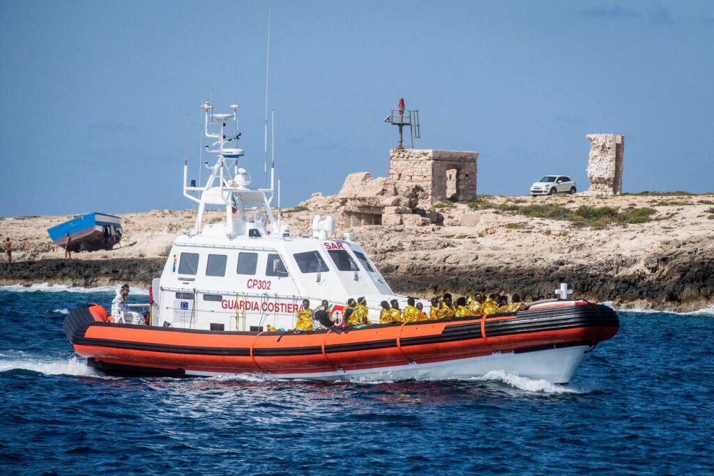 Migrants, récupérés dans la mer à Lampedusa trois corps: deux sont des enfants