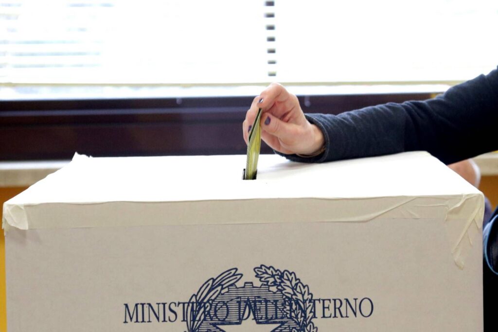 Référendum, centre-droit invite à s'abstenir. ARA OPPOSITIONS: "Sabotage"